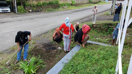 Album : KERJA BAKTI DI HALAMAN POSYANDU